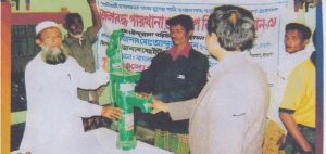 আদিবাসী সম্প্রদায়ের মাঝে টিউবয়েল বিতরণ